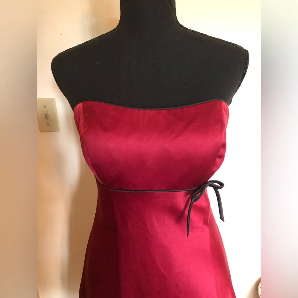 Dress; Alfred Angelo; Burgundy w/Black Piping; Full Skirt; Satiny; Fully Lined - Picture 2 of 8